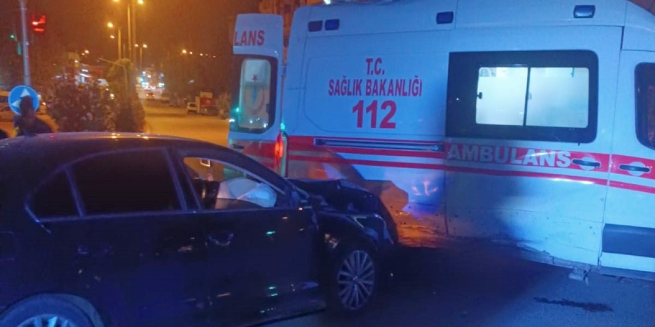 Gaziantep’te, ambulans ile otomobil çarpıştı: 2 yaralı