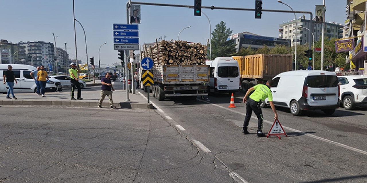 Diyarbakır'da tomruk yüklü TIR'ın çarptığı yaya hayatını kaybetti