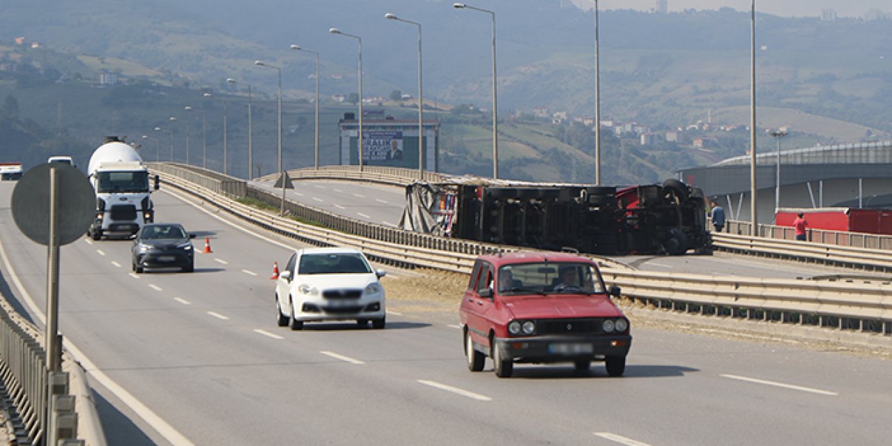 Devrilen TIR yolu kapattı