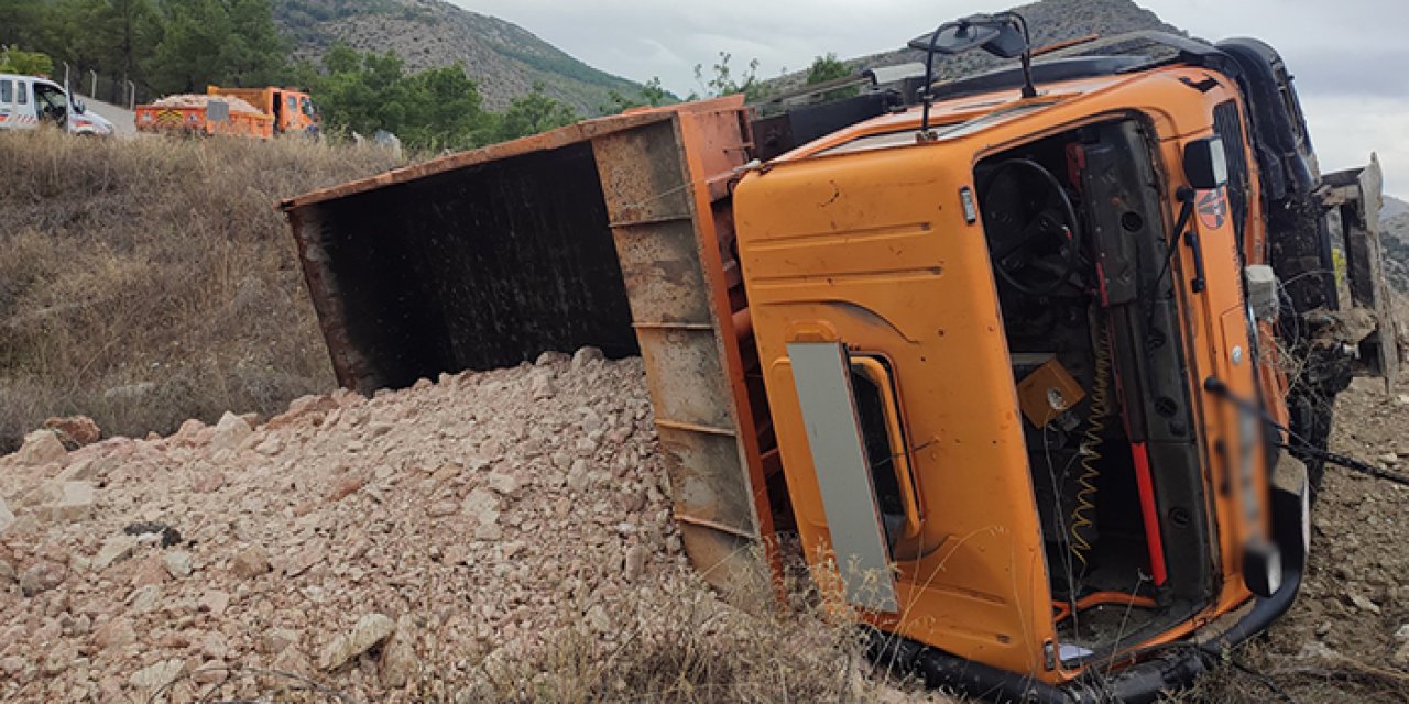 Amasya'da hafriyat kamyonu devrildi: Sürücü yaralandı