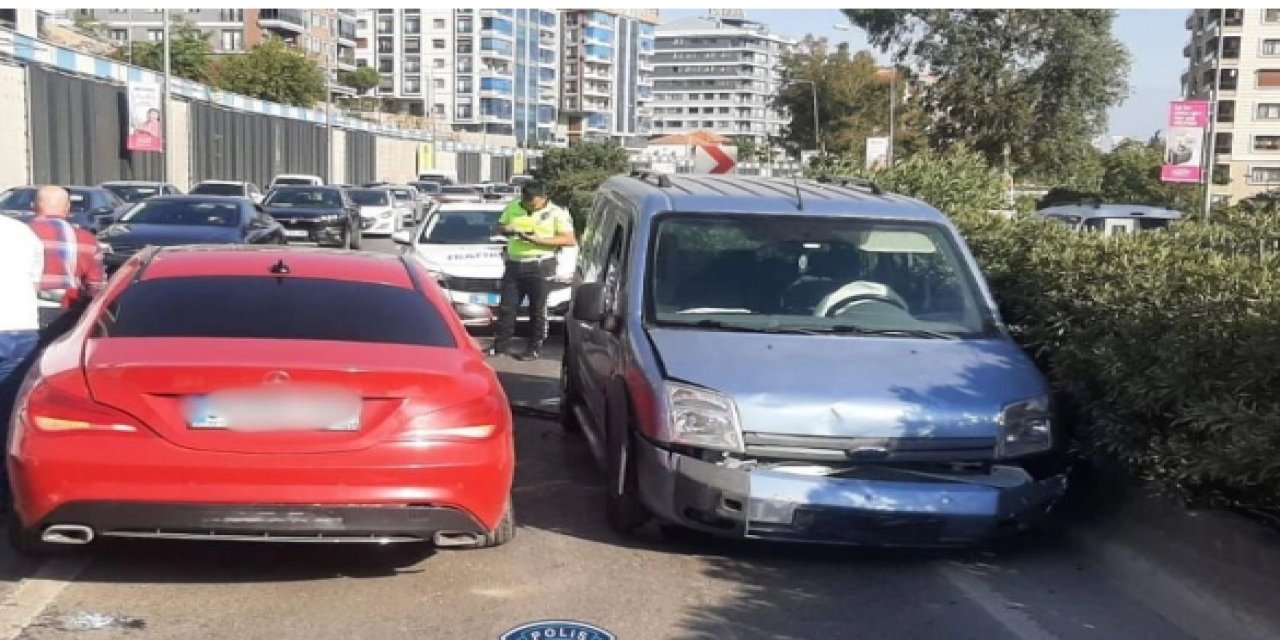 İzmir'in Anadolu Caddesi üzerinde kaza! Trafik kilit