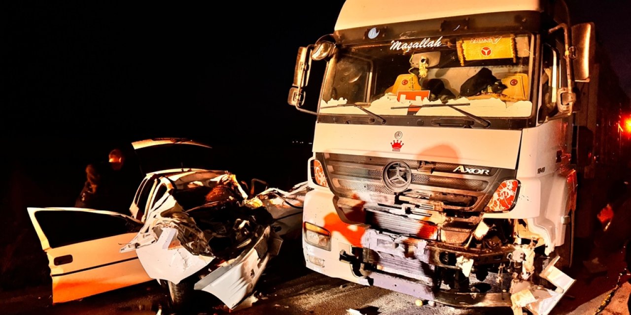 Afyonkarahisar’da TIR ile otomobil çarpıştı: 3 ölü, 1 yaralı