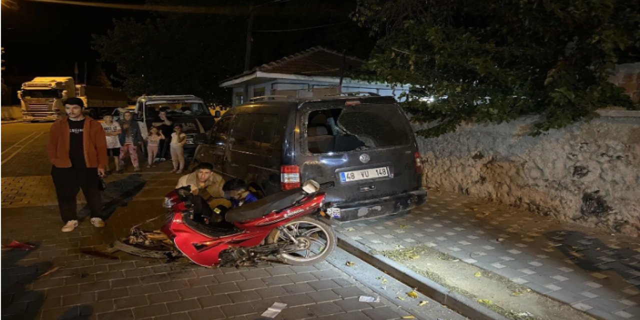 Manisa’da motosiklet park halindeki otomobile çarptı!