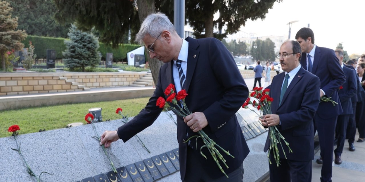 Sağlık Bakanı Kemal Memişoğlu, Bakü’de şehitlikleri ziyaret etti