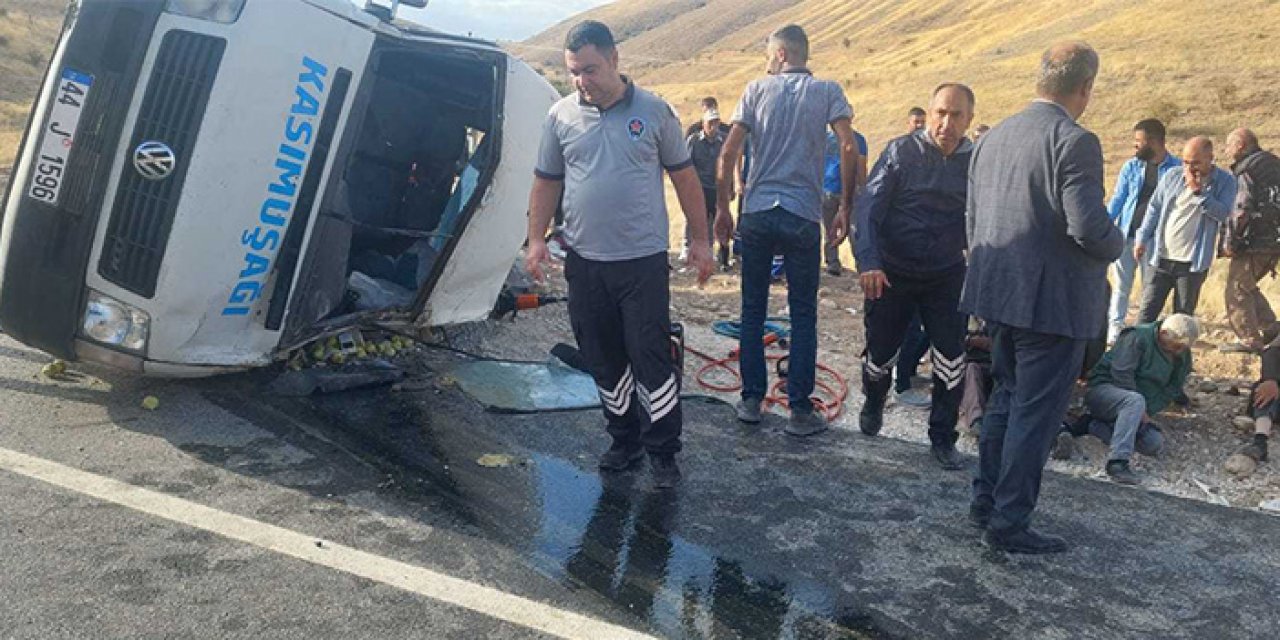 Aynı günde iki korkunç kaza! Malatya'da yolcu minibüsü devrildi