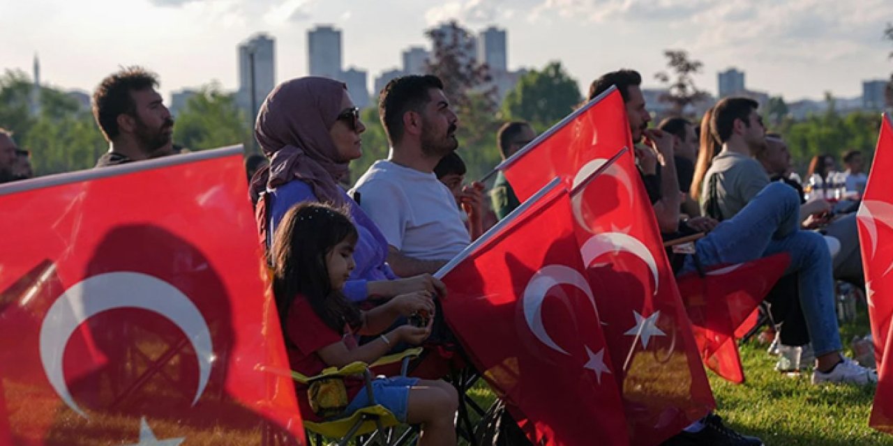 Milli takım coşkusu başkentte: Dev ekranda Türkiye Karadağ maçı