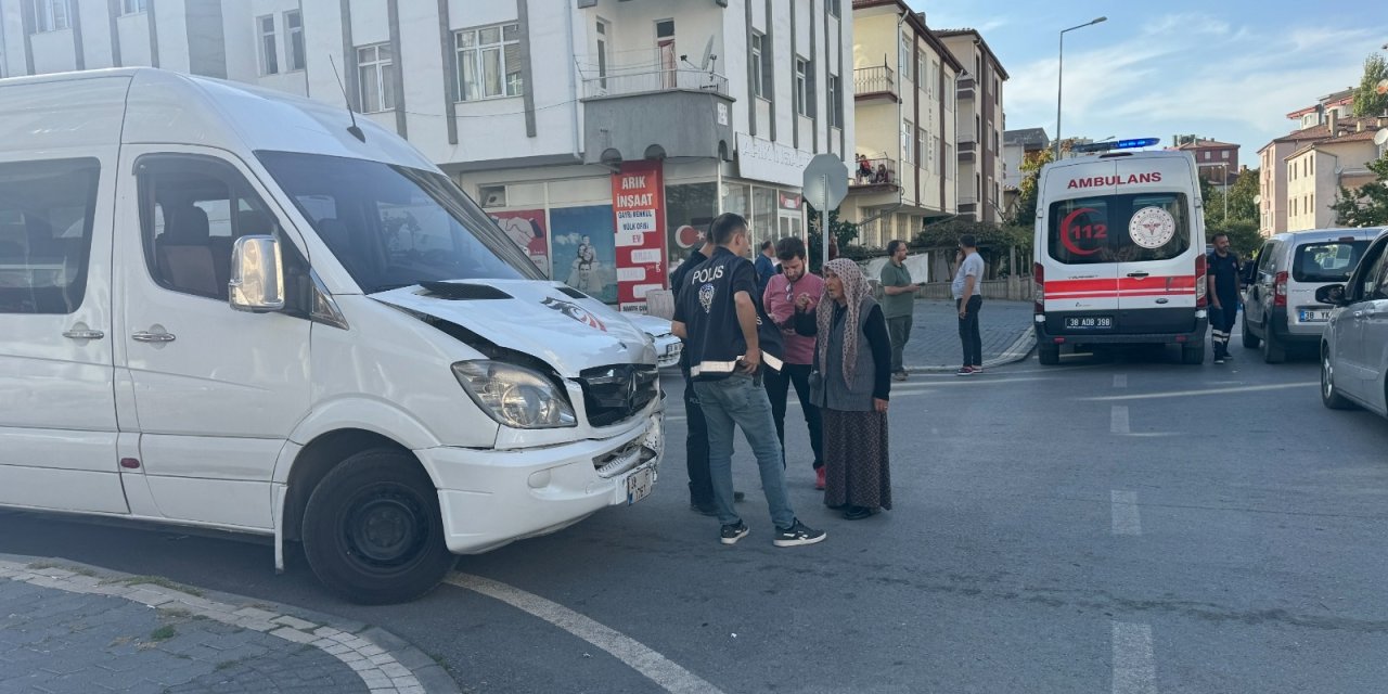 Otomobil ile minibüs çarpıştı: 7'si öğrenci 8 yaralı