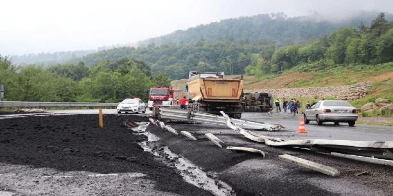 Zonguldak'ta Kömür Yüklü Tır Virajda Ters Döndü