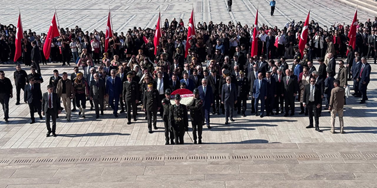 Ankara'nın 'başkent' oluşunun 101. yılı kutlamaları kapmasında Anıtkabir'e ziyaret