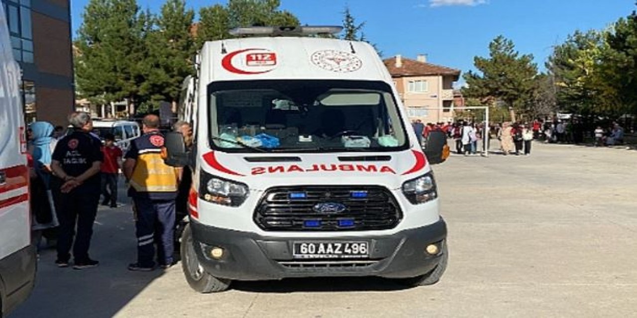 Doğum Günü Pastası Zehirledi: 17 Öğrenci Hastaneye Kaldırıldı