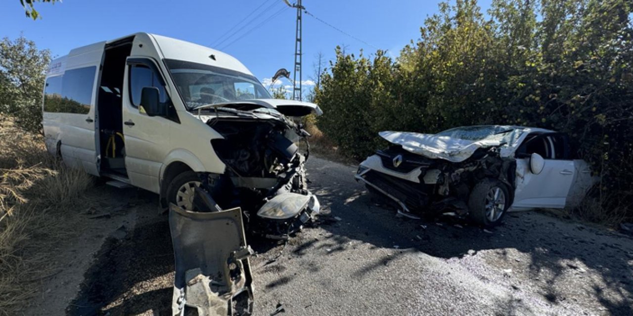 Elazığ'da korkutan servis kazası