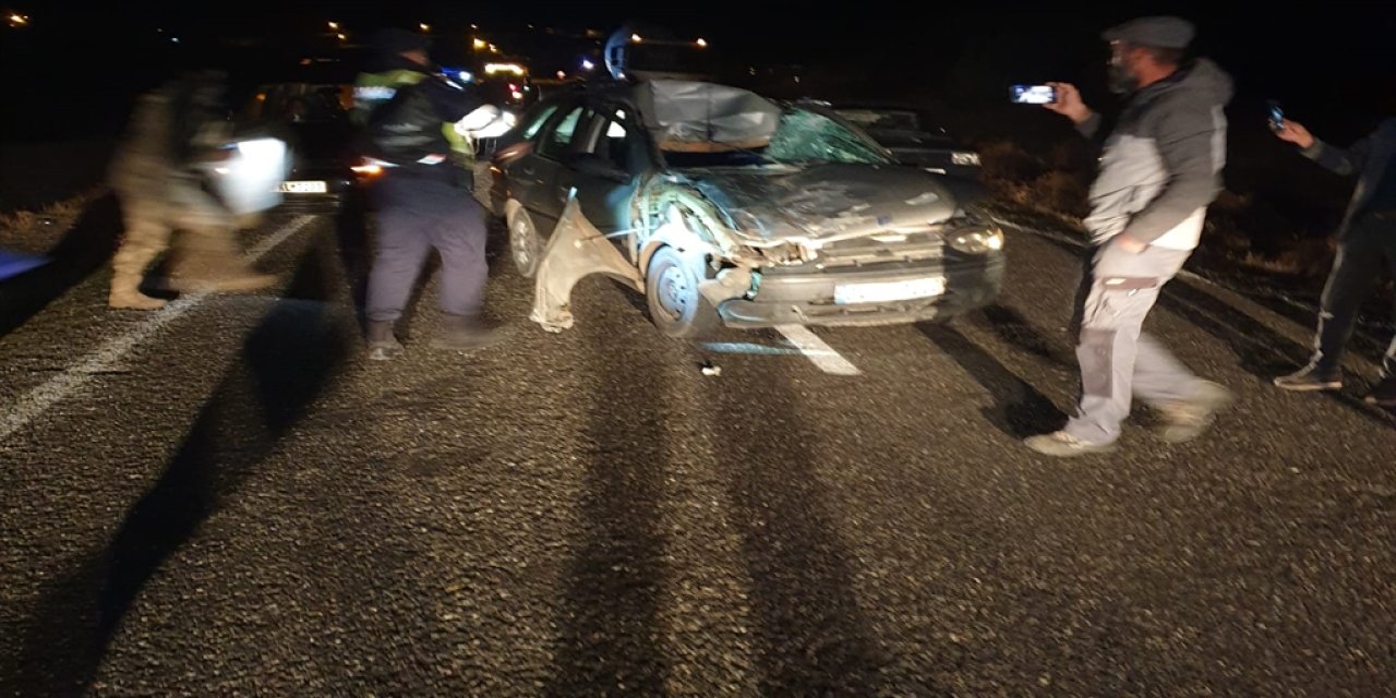 Elazığ’da otomobilin çarptığı inek öldü, 3 kişi yaralandı