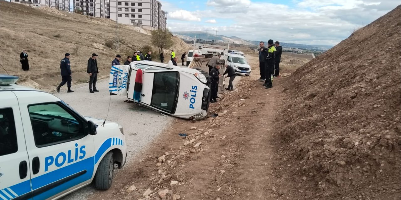 ‘Dur’ ihtarından kaçan ehliyetsiz sürücüyü takip eden polis otosu takla attı: 2 polis yaralı