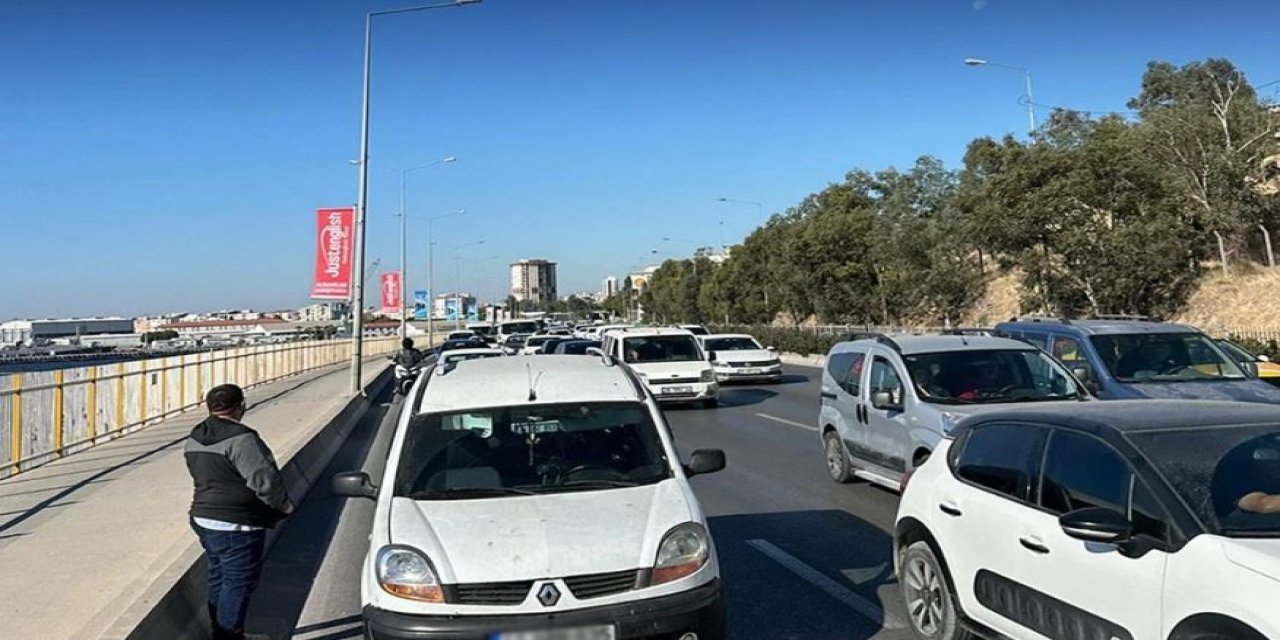 İzmir trafiği kilitlendi: Anadolu Caddesi'nde araç arızası!