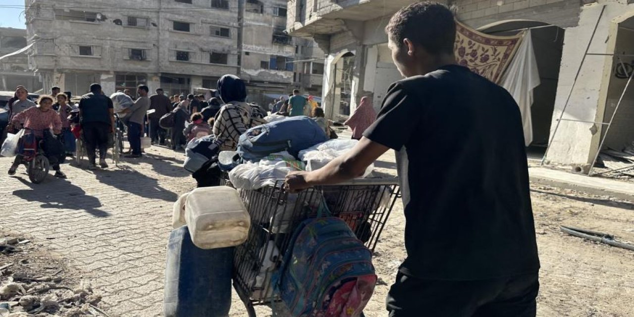 İşgalci İsrail, Gazze'nin kuzeyindeki yüzlerce Filistinliyi "silah tehdidiyle" göçe zorladı