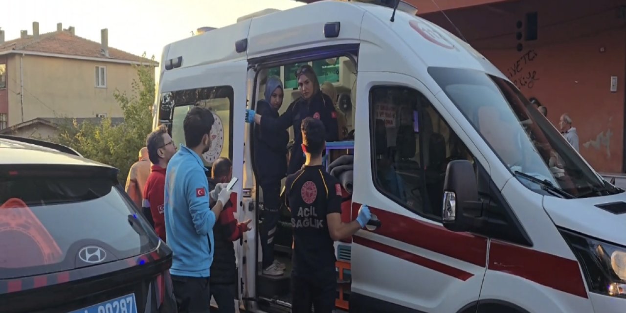 Maltepe'de minibüs park halindeki TIR'a çarptı: 8 yaralı