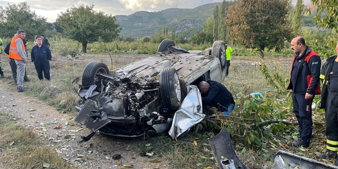 Tarlaya uçan otomobildeki kadın öldü, eşi ile 7 aylık oğlu yaralandı