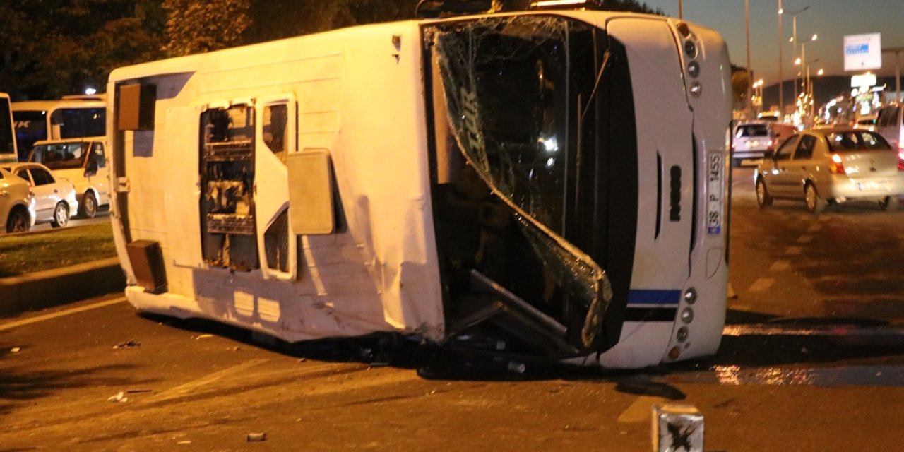 Kayseri'de otomobil ile midibüs çarpıştı, 2 sürücü yaralandı