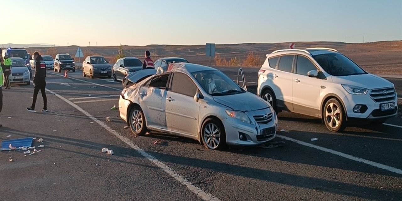 Kırıkkale'de refüje çarpıp takla atan otomobildeki anne- oğul öldü; 3 yaralı