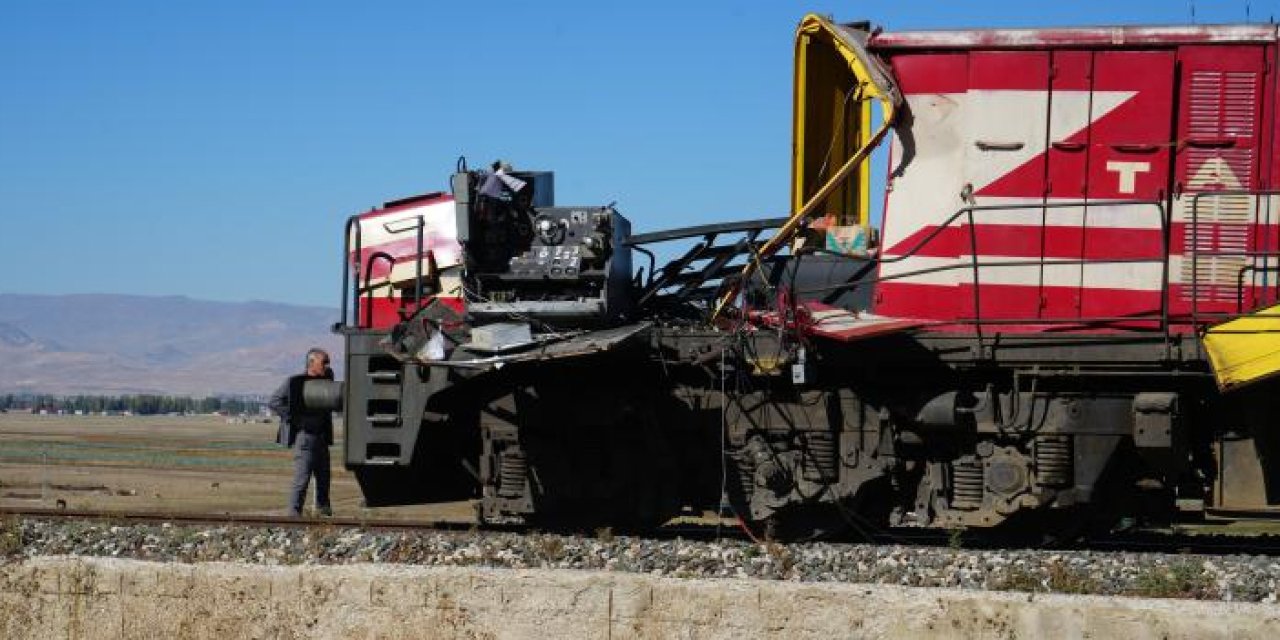 Muş'ta yolcu treni beton pompasına çarptı