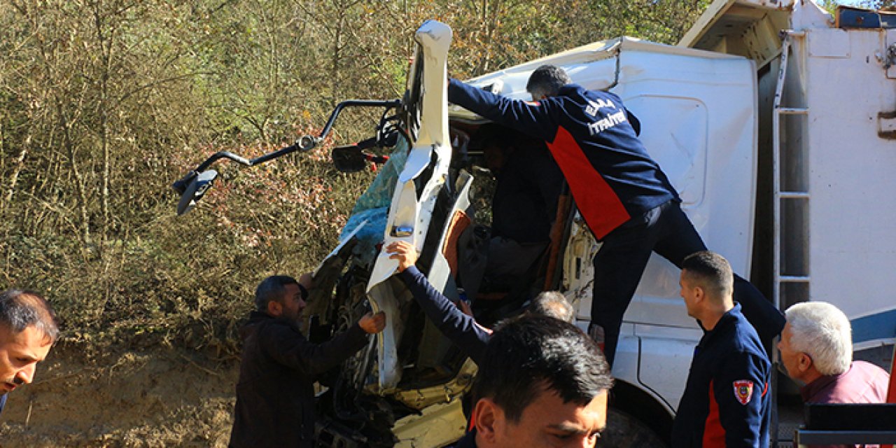 Tokat'ta hafriyat kamyonları Çarpıştı: İki sürücü yaralandı