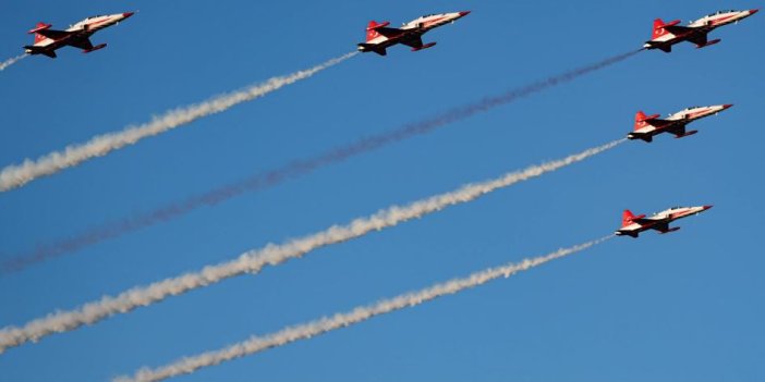 Türk Yıldızları'ndan İzmir semalarında nefesleri kesen gösteri