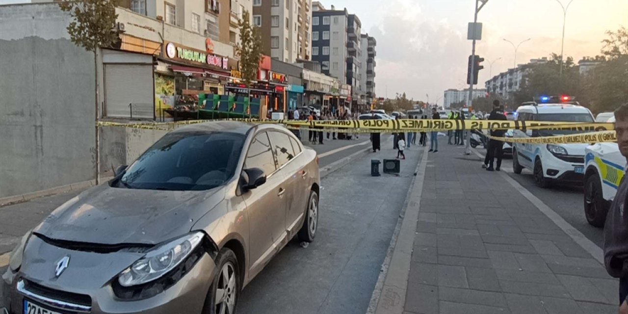 Gaziantep'te otomobil, kaldırımdaki yayaların arasına daldı: 1 ölü, 1 yaralı