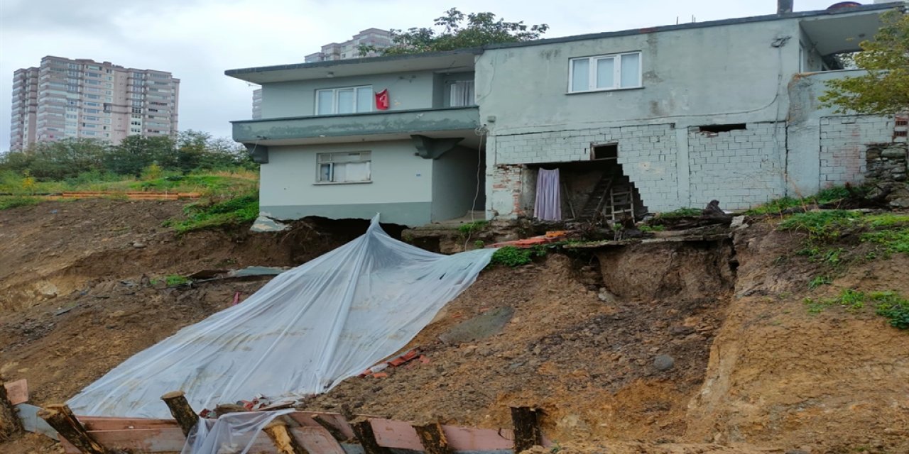 Samsun'da 2 katlı binanın temel kısmında toprak kayması