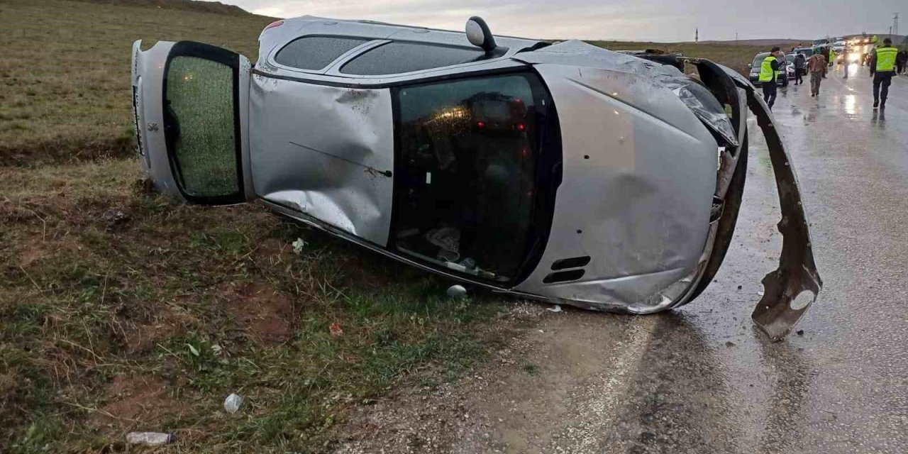 Adıyaman'da Kontrolden Çıkan Otomobil Şarampole Devrildi: 5 Yaralı