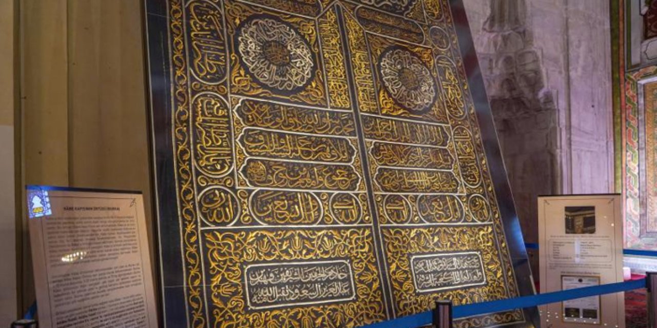 Kabe'nin kapı örtüsü Edirne eski Cami’de sergileniyor