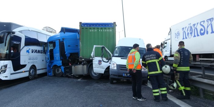 TEM Otoyolu'nda 3 aracın karıştığı kaza; 4'ü jandarma personeli 5 yaralı