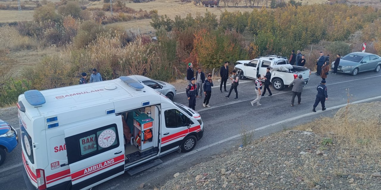 Adıyaman'da otomobil ile hafif ticari araç çarpıştı: 11 yaralı