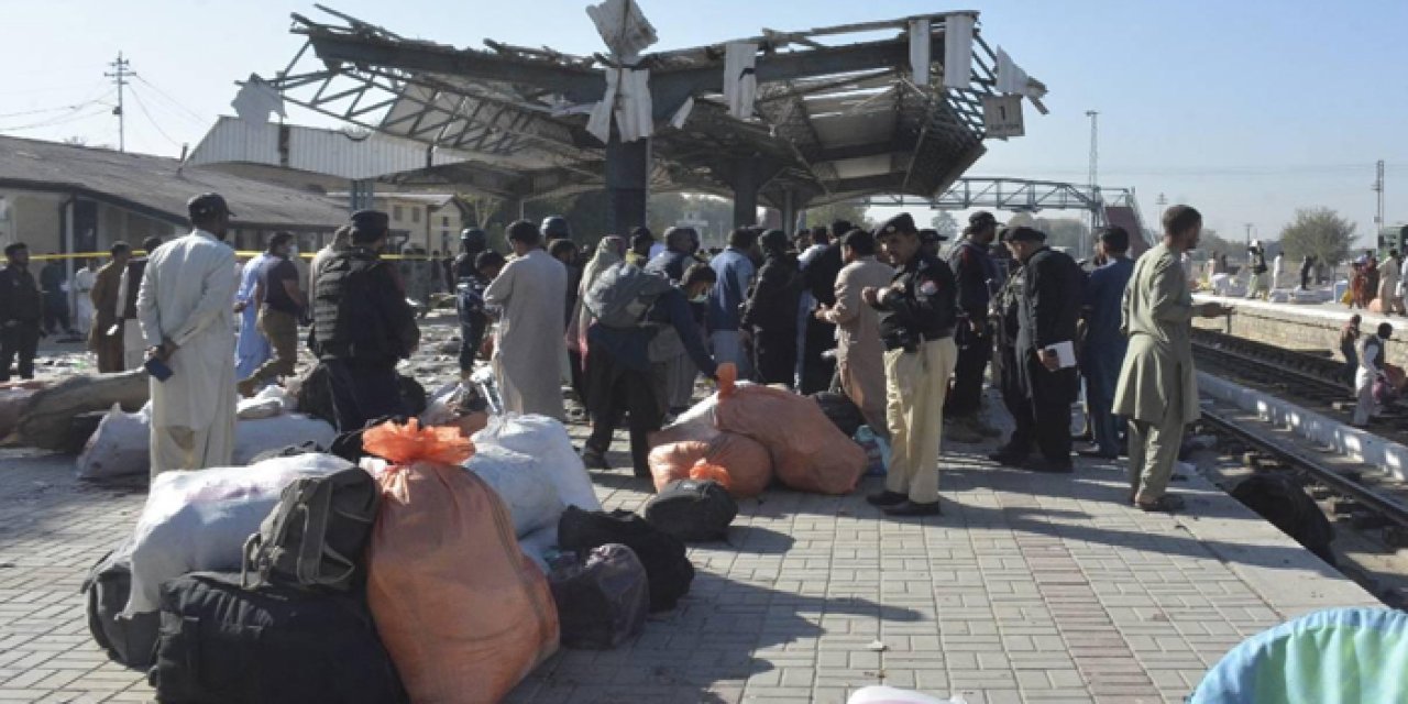 Pakistan’da tren istasyonunu kana bulayan saldırı: En az 26 kişi öldü