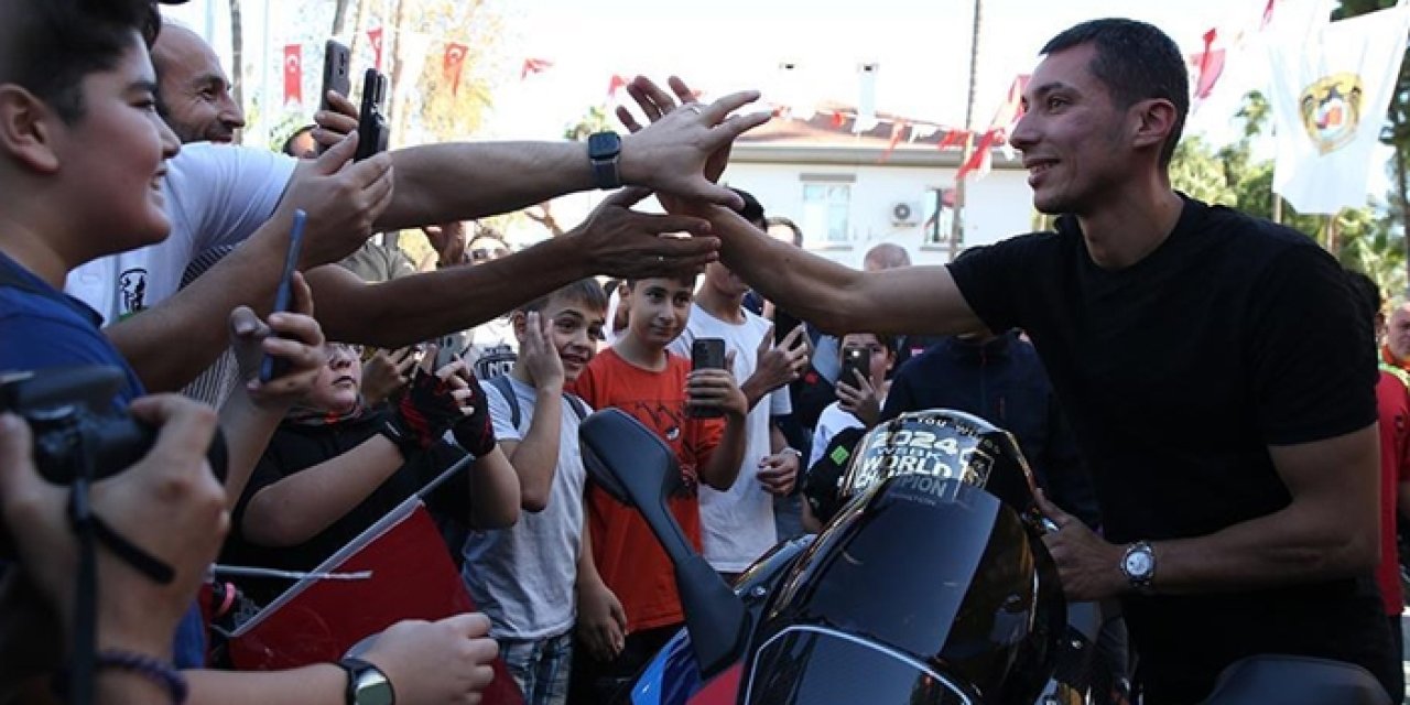 Toprak Razgatlıoğlu Dünya Şampiyonluğu kutlamasını Alanya'da yaptı