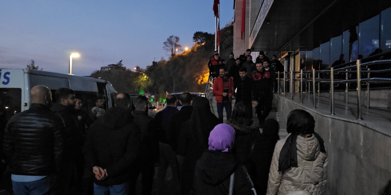 Trafikte kavga ettiği kişiyi bıçakladı, mahalleli linçe etmeye kalkıştı: 8 gözaltı