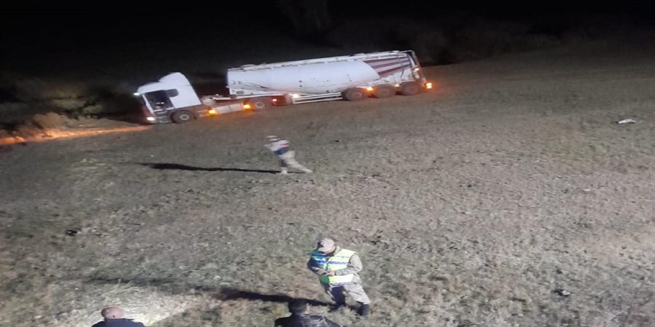 Karşı şeride geçen tır tarlaya savruldu: 1 ölü, 2 yaralı