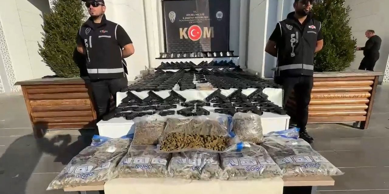 Kocaeli'de 2 otomobil ve 1 tankerde 248 tabanca ile 8 kilo uyuşturucu ele geçirildi