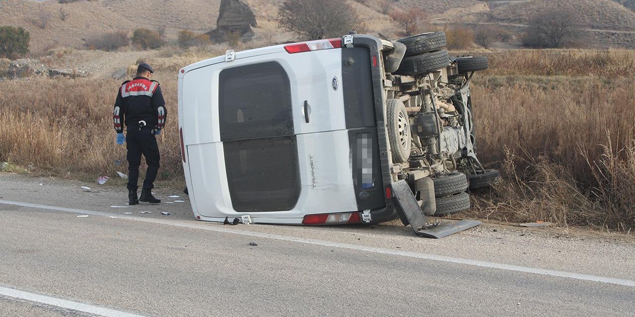 Çorum 'da işçi servisi ile traktör çarpıştı: 1'i ağır 16 yaralı