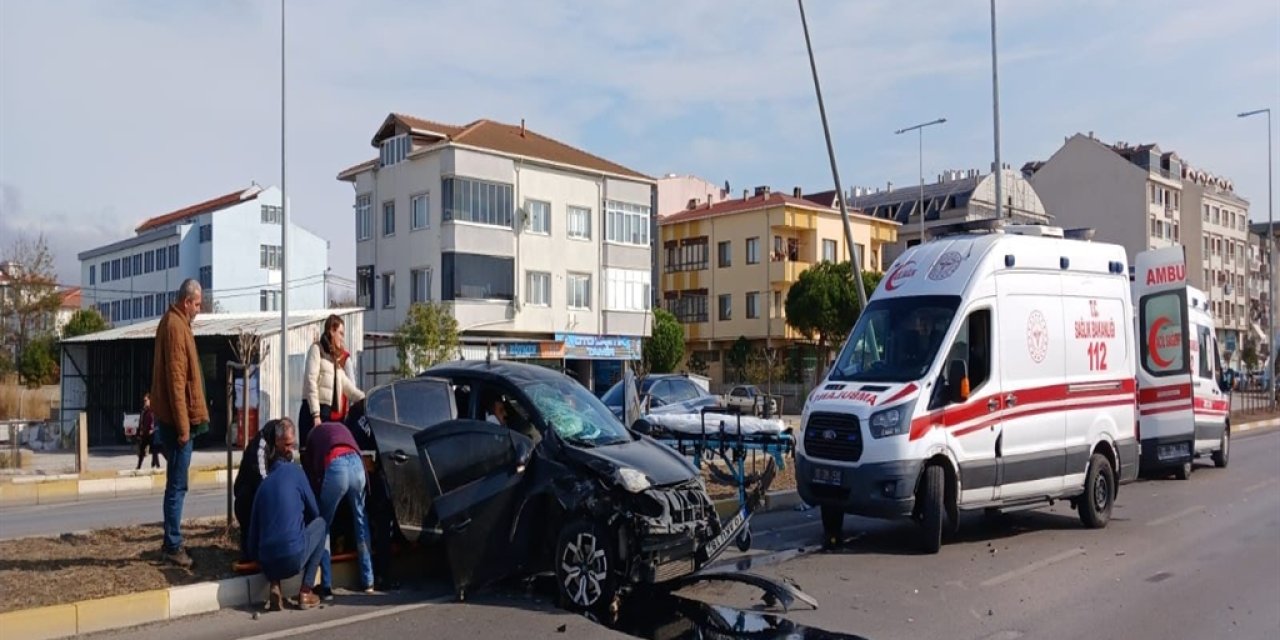 Refüjdeki aydınlatma direklerine çarpan otomobildeki 3 kişi yaralandı