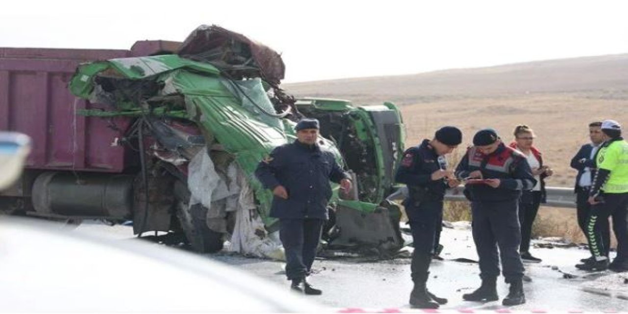 Konya'da tanker ile kamyon çarpıştı: 2 ölü