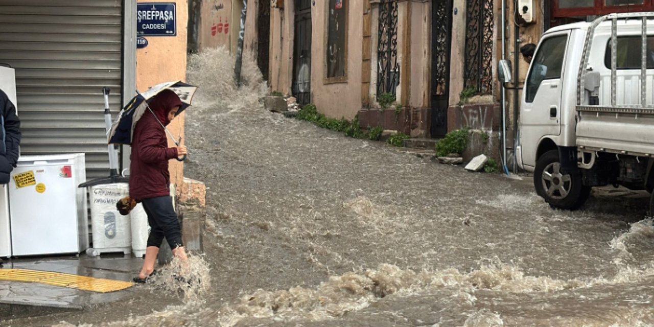 İzmir’de sağanak yağış hayatı felç etti