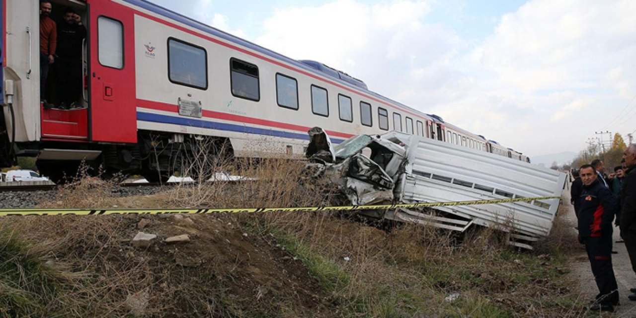 Tren kamyonete çarptı: sürücü hayatını kaybetti