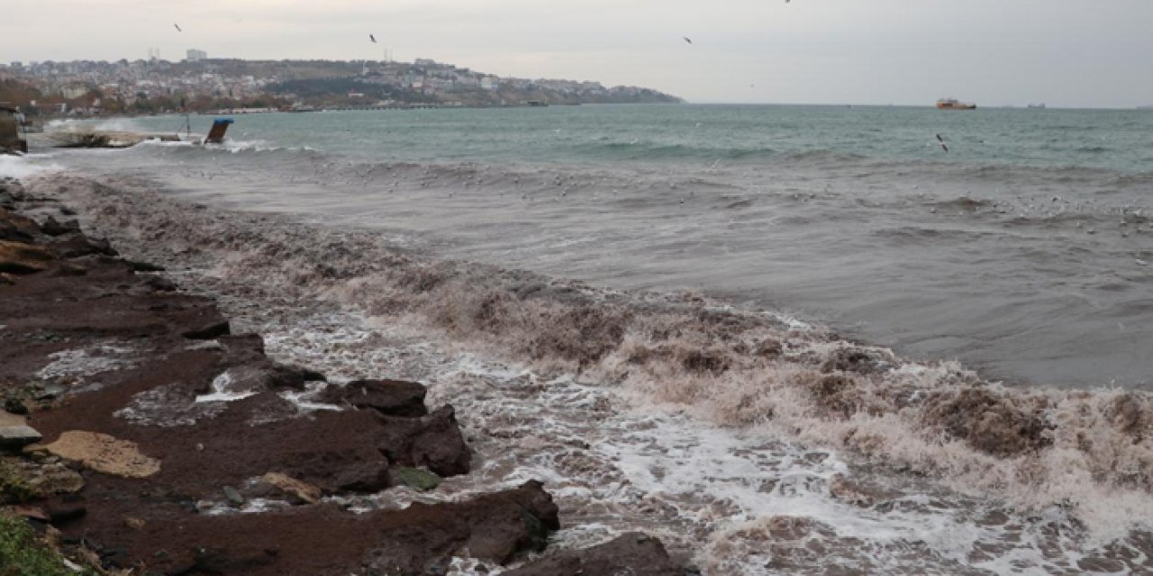 Tekirdağ’da sahil kırmızıya boyandı