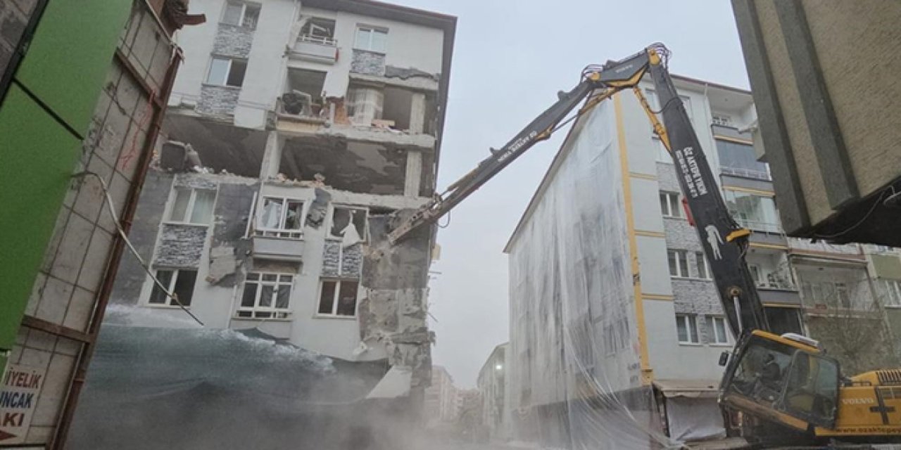 Çorum'da hasar gören bina yıkılıyor