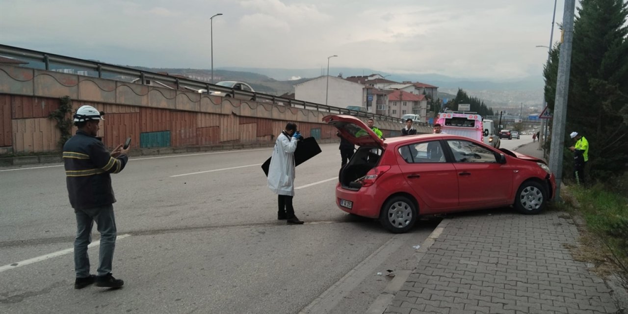 Otomobil istinat duvarı ve aydınlatma direğine çarptı: 3 yaralı