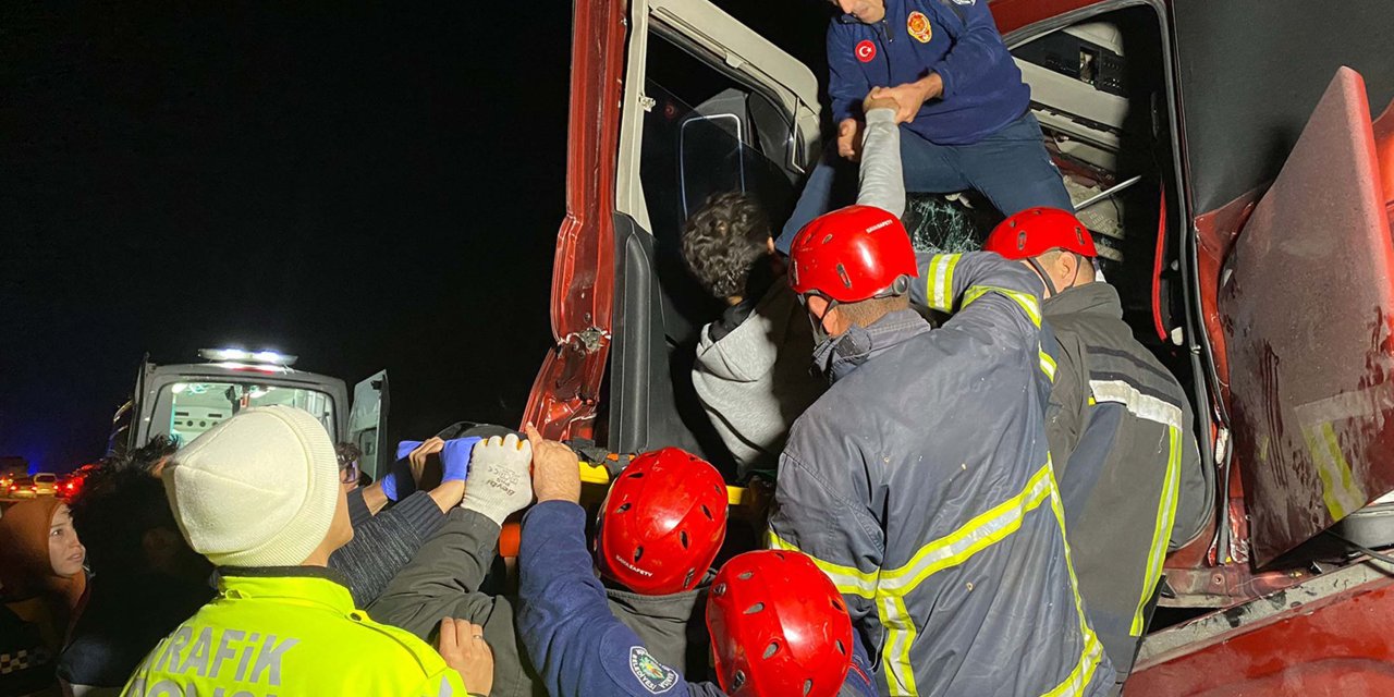 Manisa'da TIR, kamyona arkadan çarptı: 2 yaralı