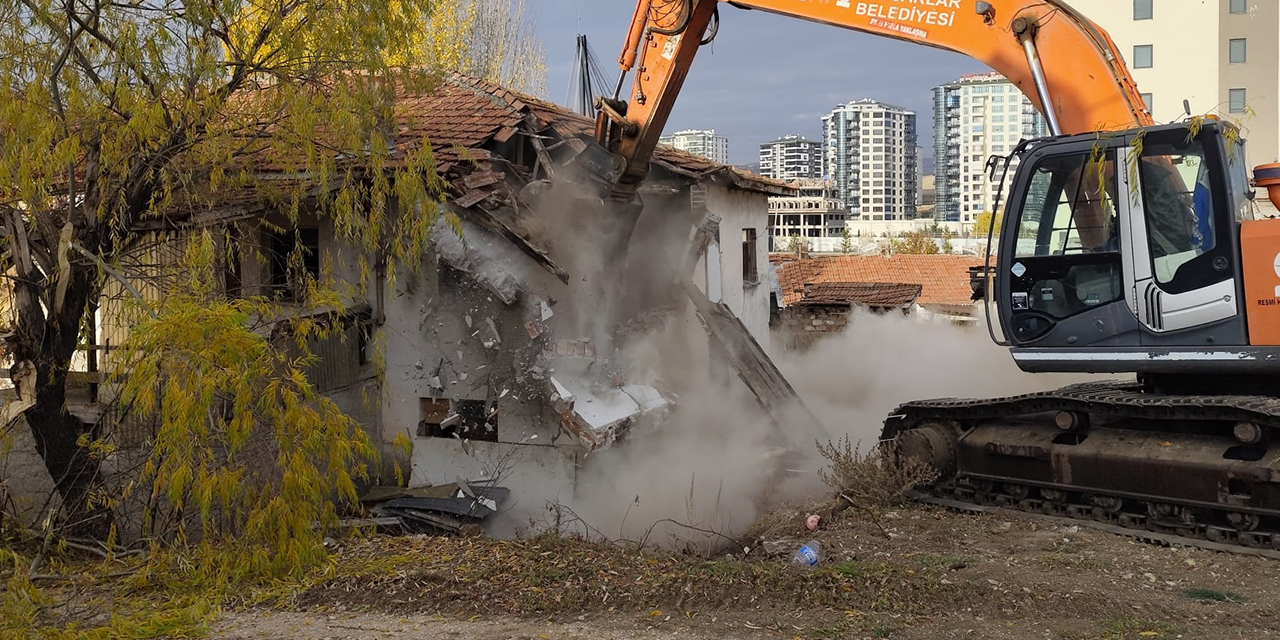 Pursaklar'da vatandaşa tehdit saçan binaların yıkımı yapılıyor