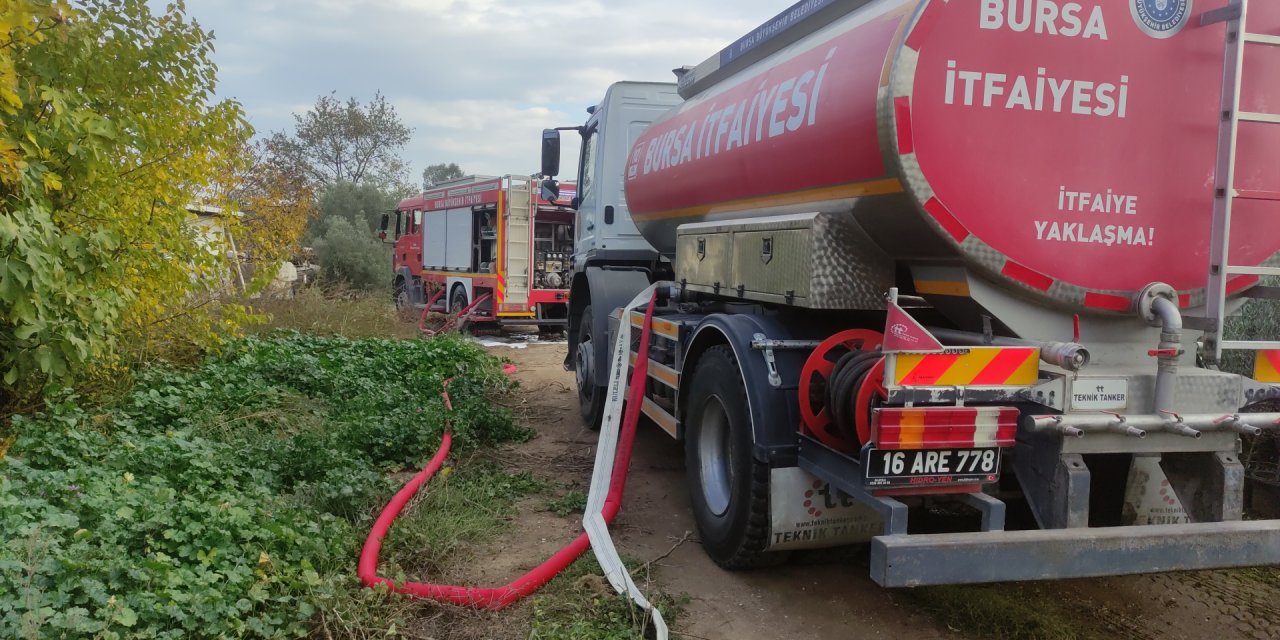 Evin bahçesindeki samanlar alev alev yandı; 1 kişi dumandan etkilendi