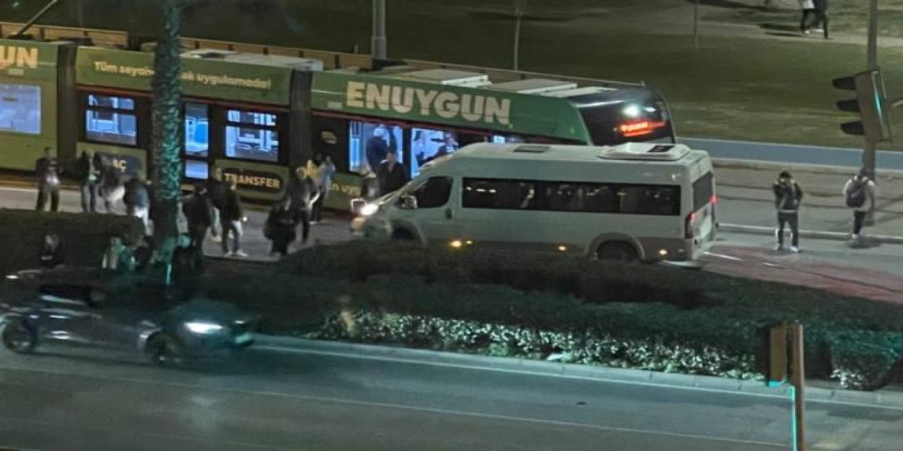 İzmir Karşıyaka’da minibüs tramvaya çarptı!