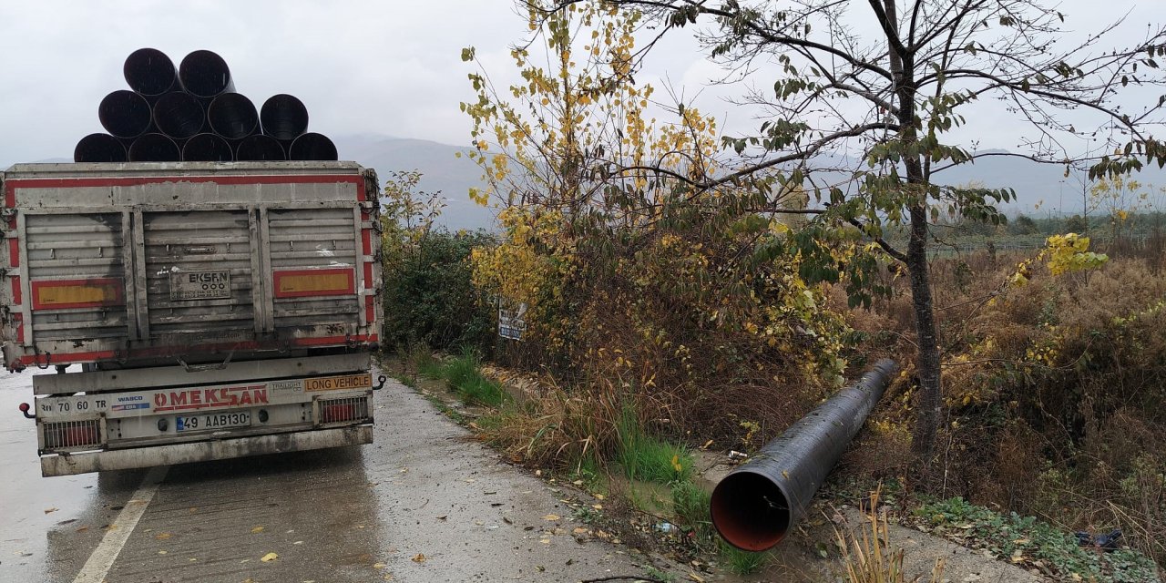 Tır dorsesindeki boruların üzerine çıkan işçi düşerek ağır yaralandı